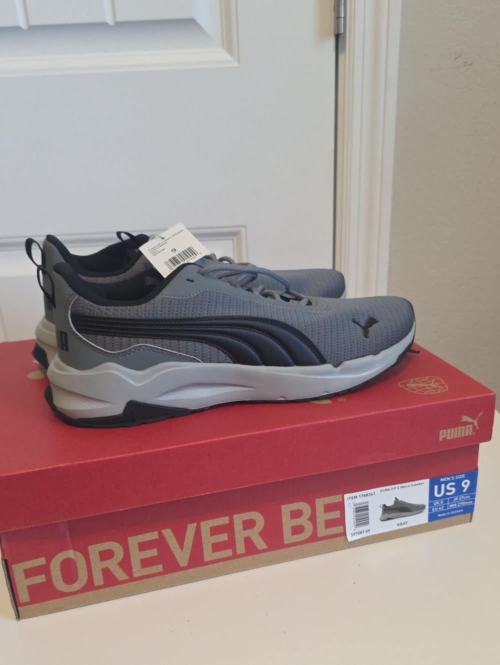 Puma Men's Gray and Black Athletic Sneakers